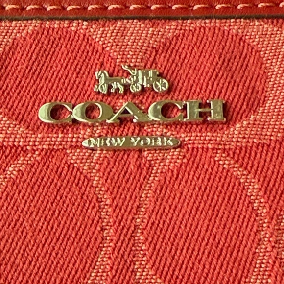 ❤️💘❤️ COACH CORNER ZIP WRISTLET IN SIGNATURE DENIM ❤️💘❤️ NWT ❤️💘❤️ - Picture 15 of 16